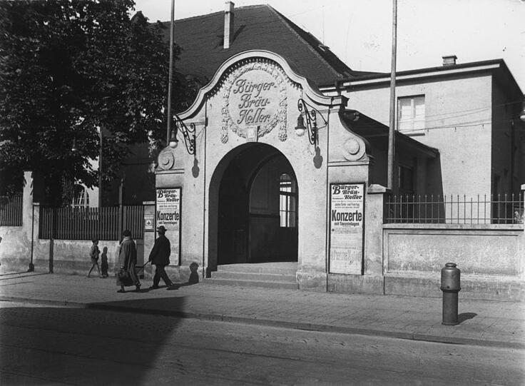 1935: Eingang zum Bürgerbräu-Keller in der Rosenheimer Straße.
