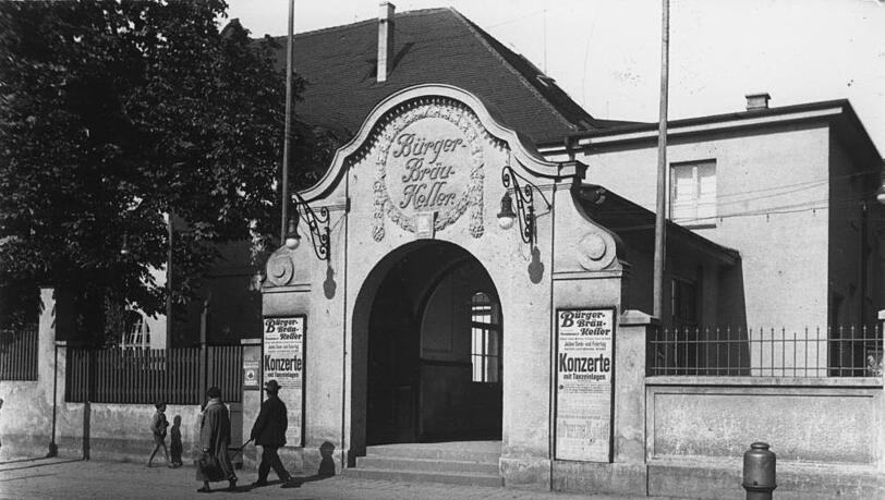 1935: Eingang zum Bürgerbräu-Keller in der Rosenheimer Straße. 1935: Eingang zum Bürgerbräu-Keller in der Rosenheimer Straße.