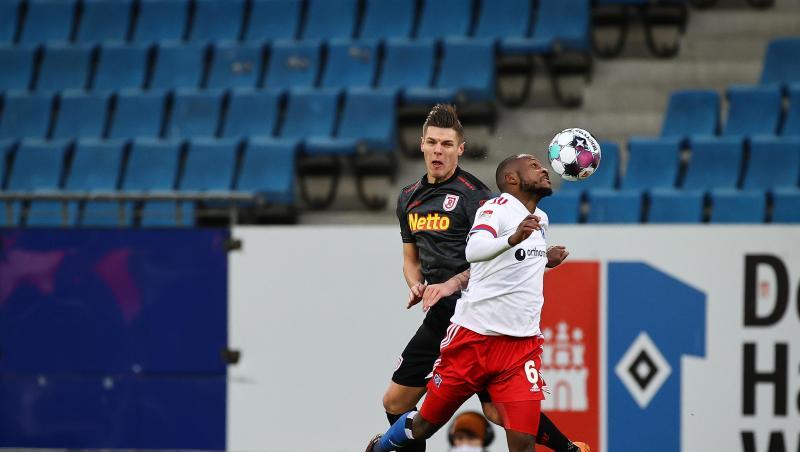 Hamburgs David Kinsombi (r) und Regensburgs Erik Wekesser im Zweikampf um den Ball.