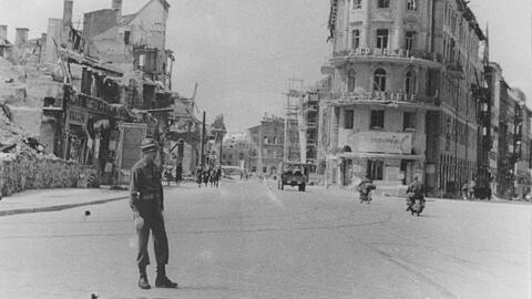 Ein amerikanischer Soldat steht 1945 in der Schützenstraße.