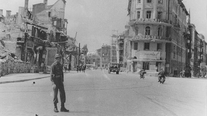 Ein amerikanischer Soldat steht 1945 in der Schützenstraße.