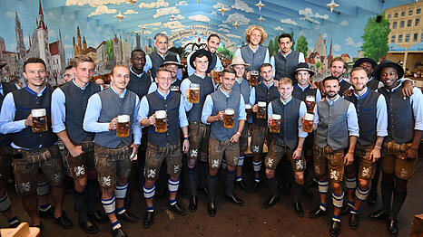 Ein Maß war dann doch okay: Die Löwen auf dem Oktoberfest.