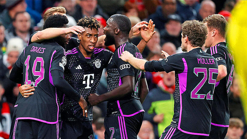 Alle lieben den King: Kingsley Coman wird von seinen FC-Bayern-Kollegen bejubelt für seinen entscheidenden Treffer zum 1:0.