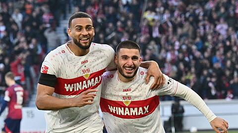 Beim 5:2-Sieg des VfB traf Stürmer Deniz Undav (r) dreifach.