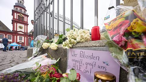 Nach der Messerattacke in Mannheim erinnern Kerzen und Blumen an die Opfer.