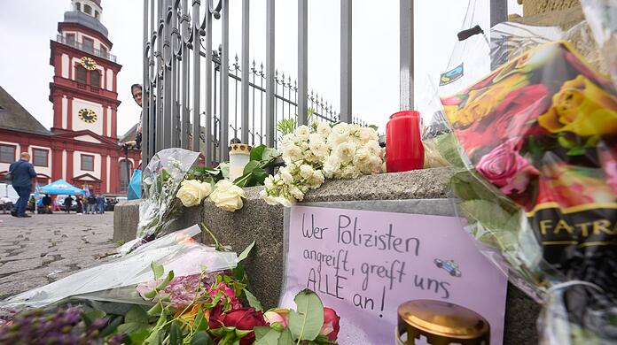 Nach der Messerattacke in Mannheim erinnern Kerzen und Blumen an die Opfer.