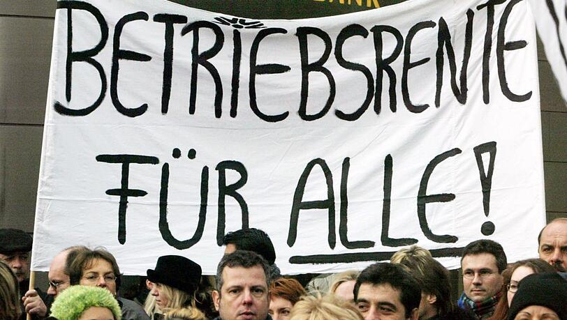 Mitarbeitende einer Bank demonstrieren für den Erhalt ihrer Betriebsrente. (Foto: Archiv)