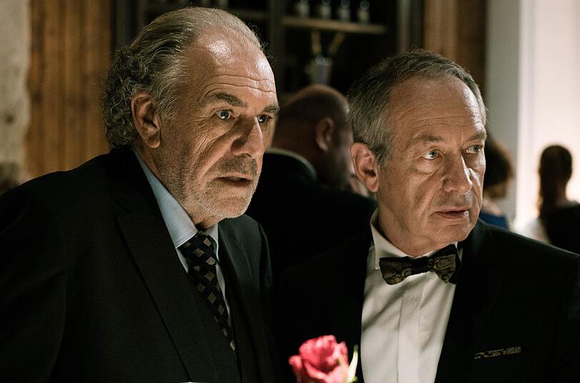 Staranwalt Reto Zanger (Robert Hunger‐B&uuml;hler, rechts), Borcherts alter Freund, steckt Borchert (Christian Kohlund) Insider-Wissen.
