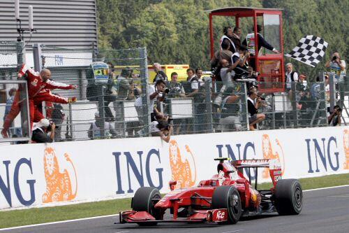 Kimi Räikkönen bei der Zieldurchfahrt in Spa.
