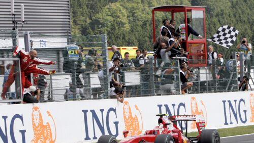 Kimi Räikkönen bei der Zieldurchfahrt in Spa. Kimi Räikkönen bei der Zieldurchfahrt in Spa.