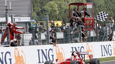 Kimi Räikkönen bei der Zieldurchfahrt in Spa.