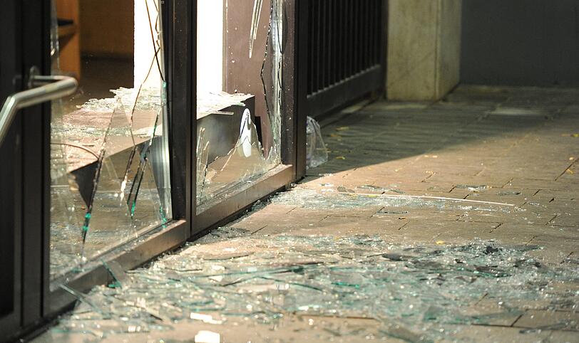 Zerstörte Schaufenster, Glassplitter, Feuer, Rauch: Nach Sprengung des 250 Kilogramm schweren Blindgängers in der Schwabinger Feilitzschstraße geht es drunter und drüber, Rettungsfahrzeuge brausen durch Schwabing. Gegen Mitternacht meldet die Feuerwehr, die Bränder seien unter Kontrolle. Laut Polizei wurde niemand verletzt.