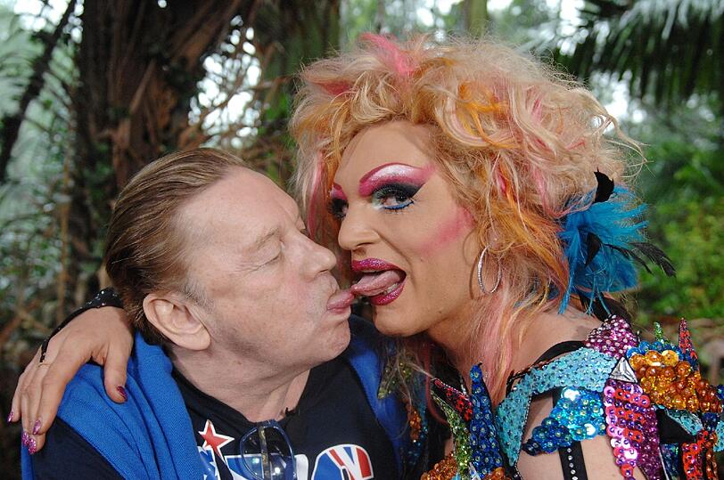 Augen zu und durch: Helmut Berger und Olivia Jones feiern ihr Wiedersehen nach dem Dschungel mit einem Zungenkuss!