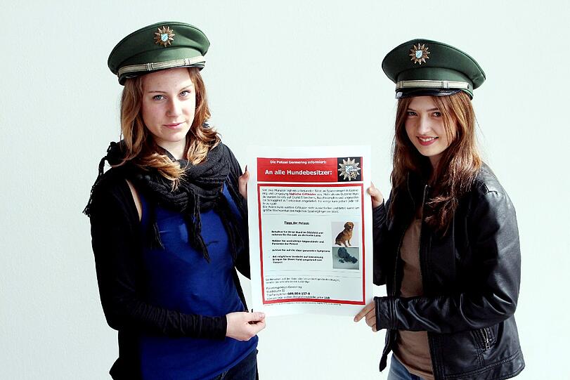 Jagd auf den Hundehasser! Die Germeringer Polizei und die beiden Praktikantinnen Alexandra und Sarah haben ein Plakat entworfen, das Hundebesitzer warnen soll.