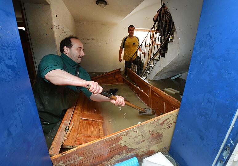Auch in Rosenheim versuchen die Menschen ihr Hab und Gut zu retten und den Hochwasser-Dreck zu beseitigen.