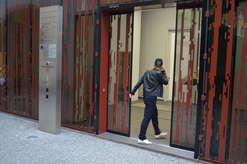 Schnell durch die Tür: Bastian Schweinsteiger auf dem Weg zum Arzt.