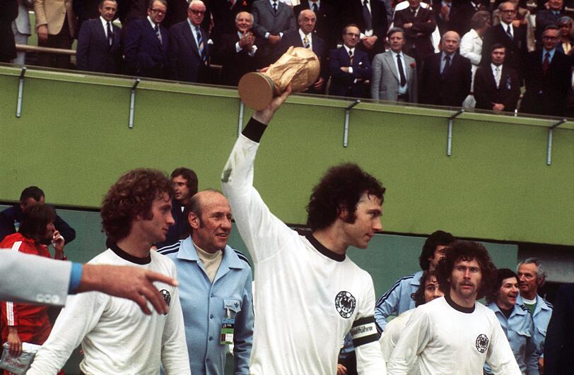 Den zweiten Weltmeister-Titel feiert der DFB in langärmligen Trikots. Es bleibt bei den Farben Schwarz und Weiß- nur der Schnitt hat sich schon leicht gewandelt.