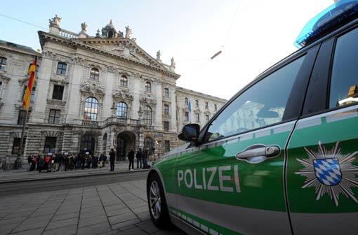 Ein Polizeiauto steht am 10.03.2014 in München (Bayern) vor dem Justizpalast. Hinter diesen Mauern beginnt am Montag der Prozess gegen Uli Hoeneß.