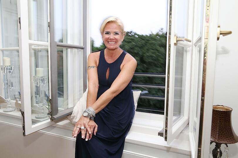 Party bei Claudia Effenberg. Anlässlich des "perfekten Promi-Dinners" gibt Claudia Effenberg eine Party in ihrer geräumigen Münchner Wohnung. Die Bilder!