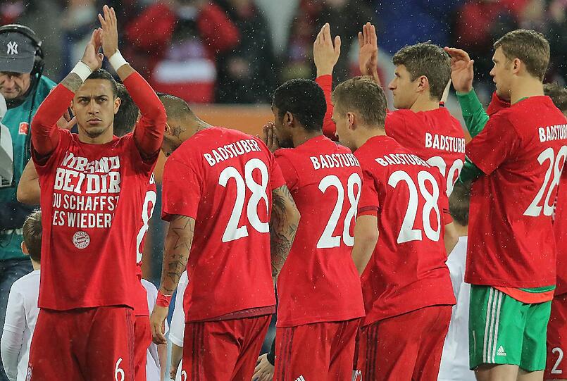 "WIR SIND BEI DIR - DU SCHAFFST ES WIEDER" steht auf den Shirts des Bayern-Teams.