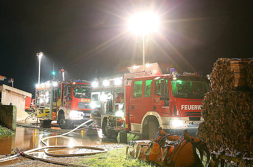In Taching am See kam es in der Nacht auf Samstag zu einem Großbrand. Die Bilder.