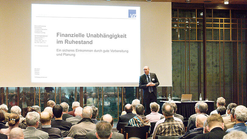 VZ ist eine Schweizer Vermögensverwaltung. Viele ältere Menschen hören sich die Vorträge zur Geldanlage im Ruhestand an.