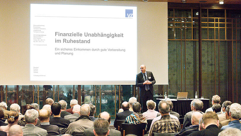 VZ ist eine Schweizer Vermögensverwaltung. Viele ältere Menschen hören sich die Vorträge zur Geldanlage im Ruhestand an. VZ ist eine Schweizer Vermögensverwaltung. Viele ältere Menschen hören sich die Vorträge zur Geldanlage im Ruhestand an.