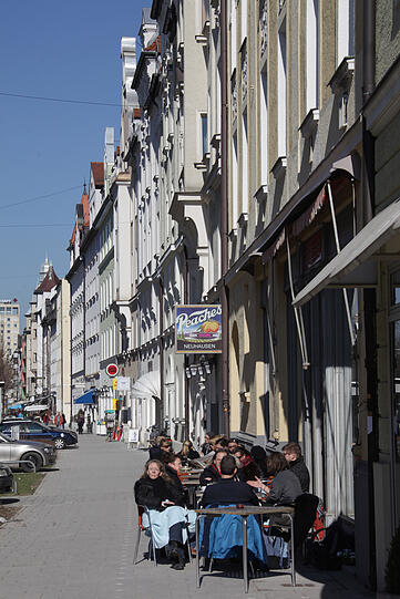 Sonnige Aussichten in der Don- nersbergerstraße. In den 20ern reihte sich hier Lokal an Lokal. Heute sind es Bars und Geschäfte.