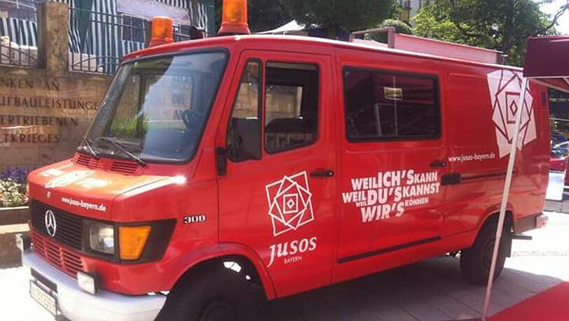 Der Mercedes-Bus der Jusos vor der Attacke. Der Mercedes-Bus der Jusos vor der Attacke.