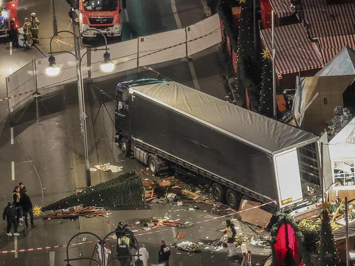 Bilder der Zerstörung nach dem Amri-Attentat auf dem Berliner Weihnachtsmarkt am Breitscheidplatz.