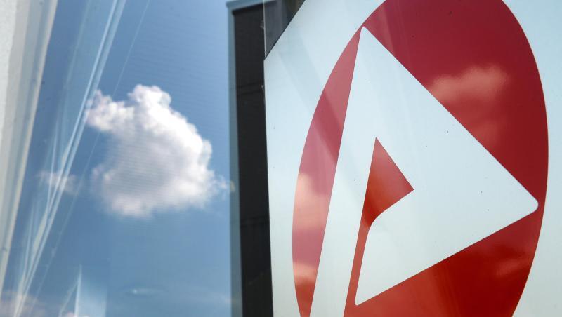 Das Logo der Agentur für Arbeit am Eingang zu einem Jobcenter. Foto: Jens Kalaene/Archiv