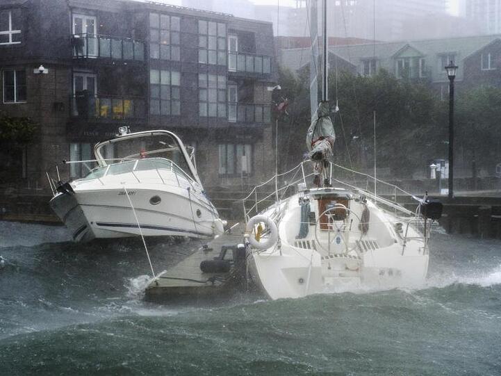 Starke Wellen treffen entlang der Uferpromenade im kanadischen Halifax auf Boote.