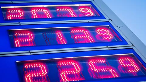 An den Tankstellen bekommen die Menschen in Deutschland die Auswirkungen des Krieges im Iran zu sp&uuml;ren. (Symbolbild)