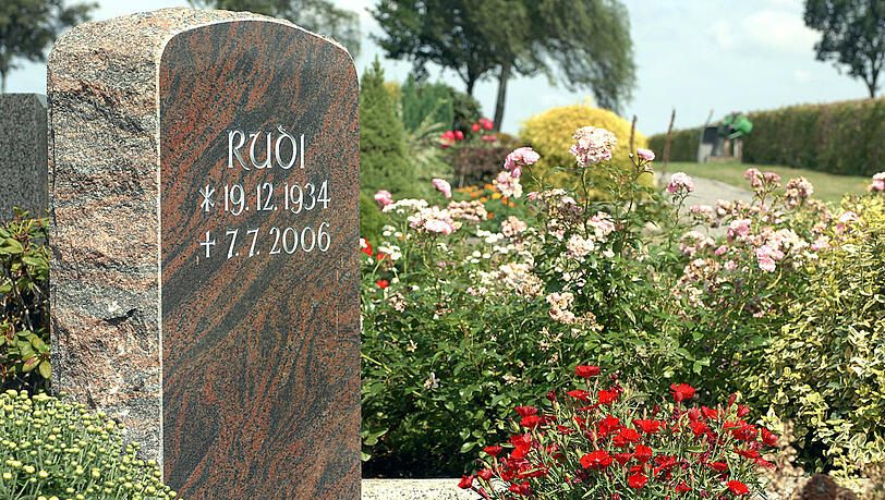 Das Grab von Rudi Carrell auf dem Friedhof Heiligenfelde bei Wachendorf.