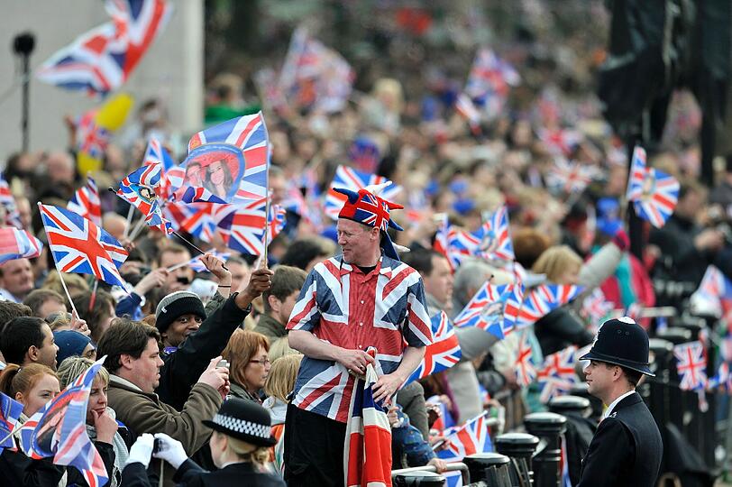 Ein Fahnenmeer, jubelnde Menschen, verkleidete Spaßvögel: So haben die Menschen in London und aller Welt die königliche Hochzeit gefeiert. Die Bilder!