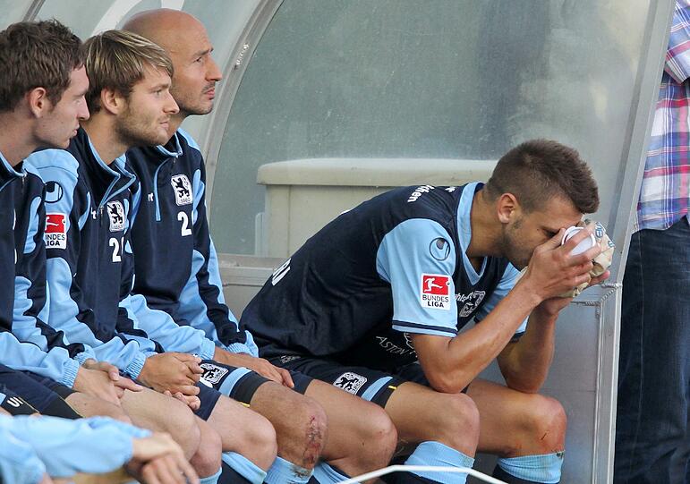 Beim 0:0 im Test gegen Austria muss Guillermo Vallori mit viel Blut am Kopf vom Feld. Die Löwen-Fans befürchten schnell schlimmstes &ndash; Trainer Maurer aber bleibt gelassen. Sehen Sie hier die Bilder.