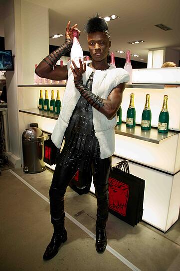 Viel nackte Haut bei der heißen Champagner-Show in der Sendlinger Straße: Supermodel Papis Loveday präsentiert seine eigene Champagner-Marke.