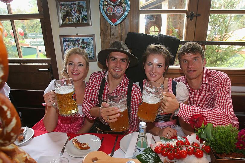 Philipp Lahm und Thomas Müller, jeweils mit Gattin