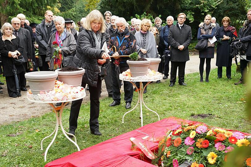 Uschi Bagnall, Tochter von Ellis Kaut, nimmt Abschied am Grab von ihrer Autter.