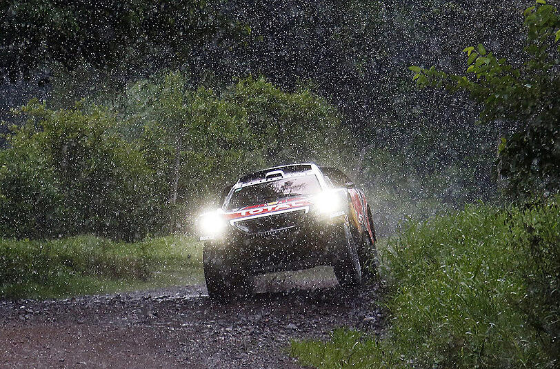 Sébastien Loeb fährt bei seiner Dakar-Premiere in einer eigenen Liga.