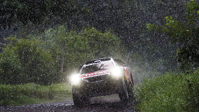 Sébastien Loeb fährt bei seiner Dakar-Premiere in einer eigenen Liga. Sébastien Loeb fährt bei seiner Dakar-Premiere in einer eigenen Liga.