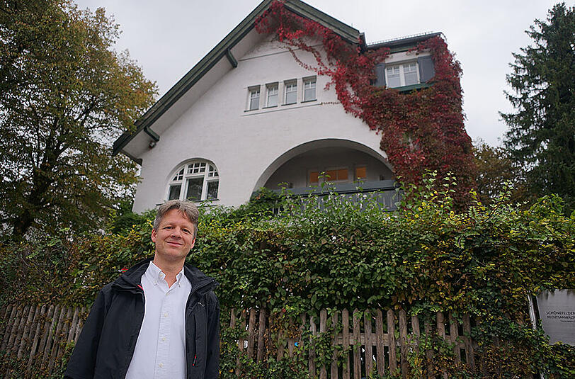 Rechtsanwalt Benno Ziegler vor seiner begrünten Kanzlei in Solln.
