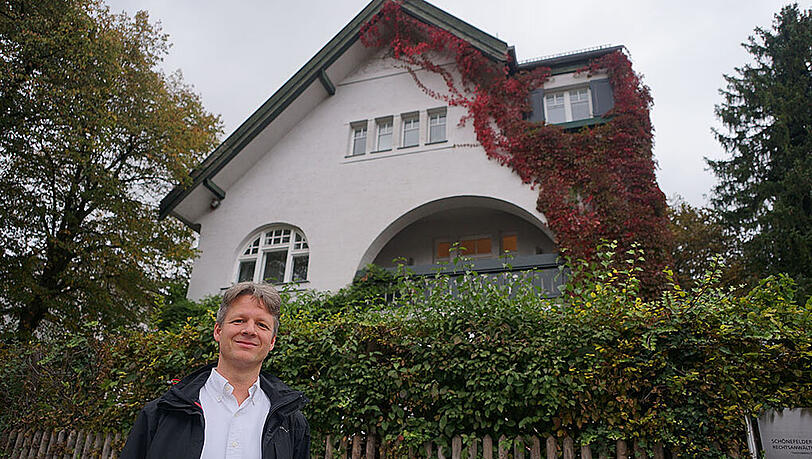 Rechtsanwalt Benno Ziegler vor seiner begrünten Kanzlei in Solln. Rechtsanwalt Benno Ziegler vor seiner begrünten Kanzlei in Solln.