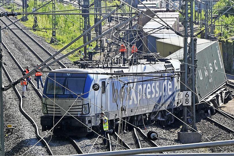 Unmittelbar auf der Stadtgrenze (München/Aschheim) entgleiste der Güterzug, der gerade aus dem Containerbahnhof ausgefahren war.