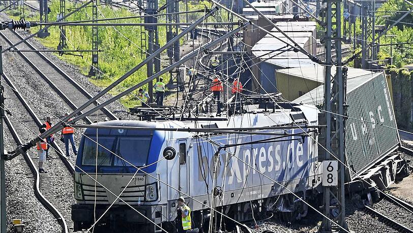 Unmittelbar auf der Stadtgrenze (München/Aschheim) entgleiste der Güterzug, der gerade aus dem Containerbahnhof ausgefahren war.