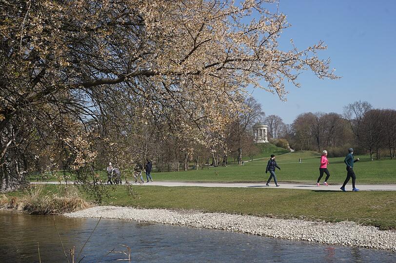 Immer schön Abstand halten in Zeiten von Corona: Menschen am Schwabinger Bach in München.