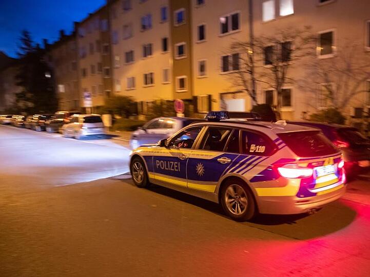 Ein Polizeiauto fährt in den frühen Morgenstunden durch den Nürnberger Stadtteil St. Johannis. Foto: Daniel Karmann