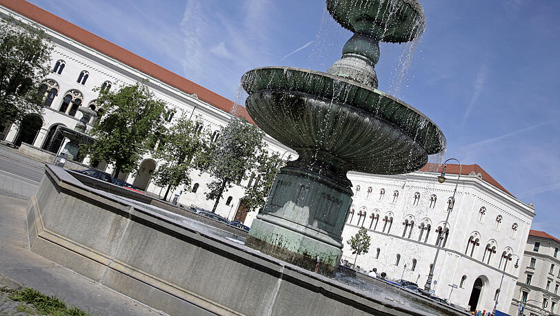 Vor dem Hauptgebäude der Ludwig-Maximilians-Universität in München.