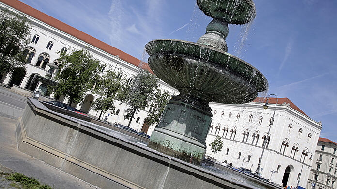 Vor dem Hauptgebäude der Ludwig-Maximilians-Universität in München.