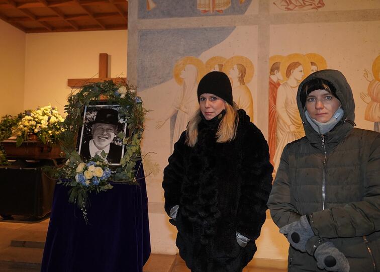 Tochter Georgia Brodka (l.) und Raphaela Maier, die Frau von Gerhard Maier, bei der Trauerfeier.